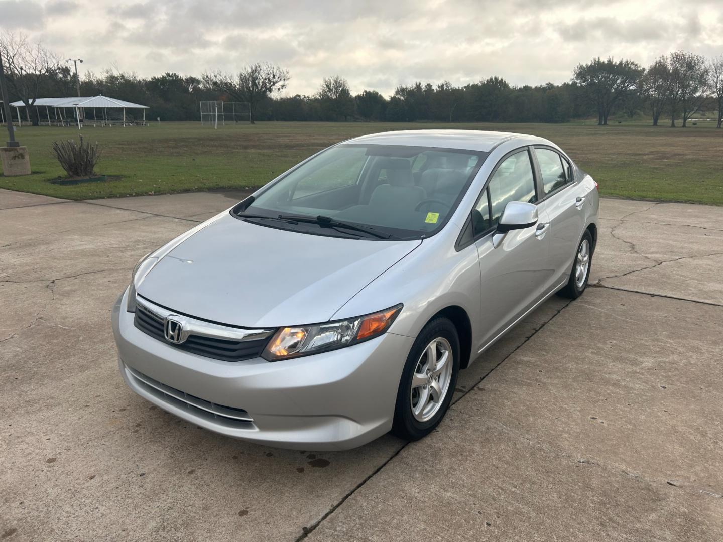 2012 Silver /Gray Honda Civic (19XFB5F5XCE) with an 1.8L L4 SOHC 16V CNG engine, AUTOMATIC transmission, located at 17760 Hwy 62, Morris, OK, 74445, (918) 733-4887, 35.609104, -95.877060 - 2012 HONDA CIVIC 1.8L FWD DEDICATED CNG (COMPRESSED NATURAL GAS) VEHICLE. FEATURES REMOTE KEYLESS ENTRY, POWER LOCKS, POWER WINDOWS, POWER MIRRORS, MANUEL SEATS, AM/FM RADIO, CD PLAYER, USB, AUX, BLUETOOTH FOR HANDS-FREE CALLING, 12V POWER OUTLET, CRUISE CONTROL, TRACTION CONTROL, CLOTH SEATS, 195/6 - Photo#0